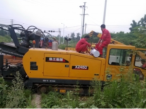徐工xz450水平定(dìng)向鑽機首(shǒu)戰巖(yán)石地層