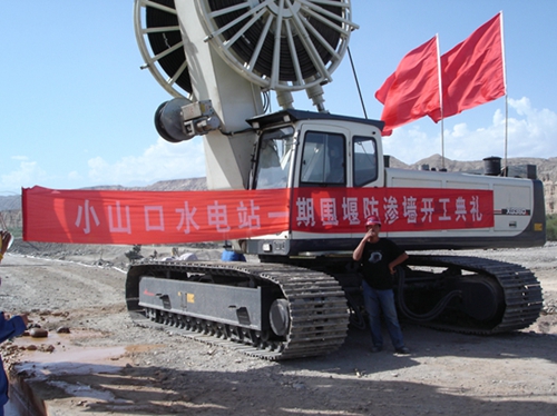 連續(xù)牆施工-新(xīn)疆庫爾勒開都(dōu)河水(shuǐ)電(diàn)站圍(wéi)堰工程